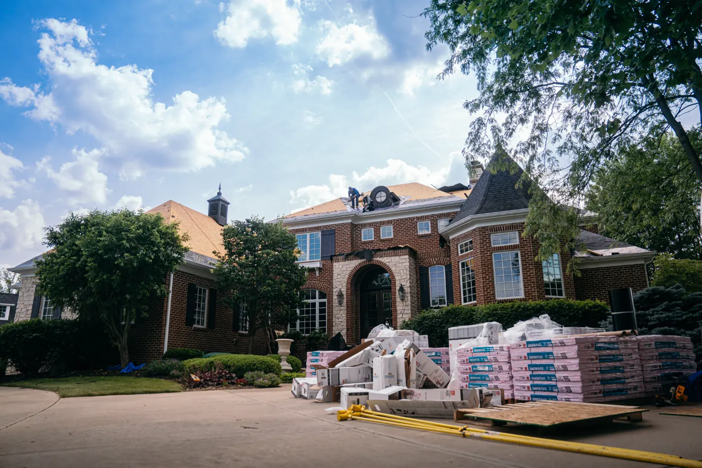 Manufacturer-certified roof installation in Woodcreek Crossing